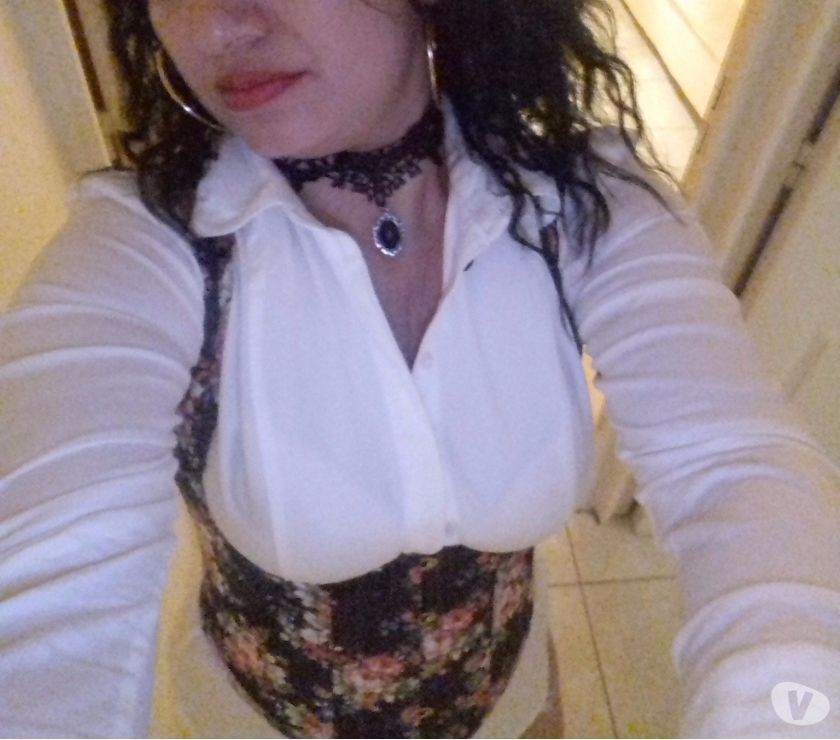 Brune sexy vous attends en lingerie sexy 